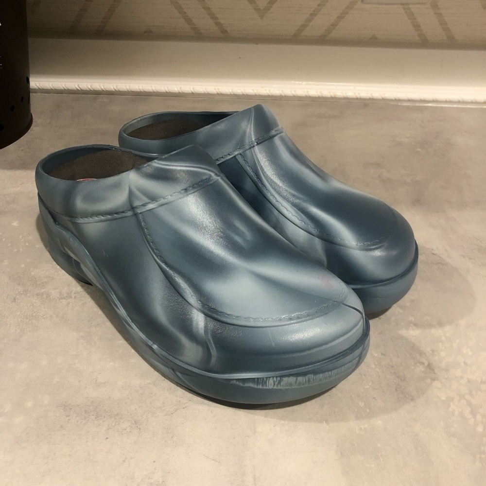 Klogs blue and white marbled nursing shoes size 6